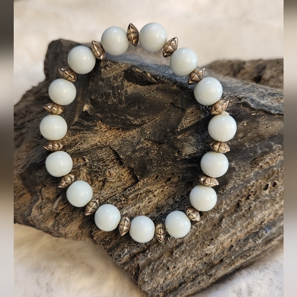 NWOT Very light blue Beaded stretch bracelet - Picture 3 of 3